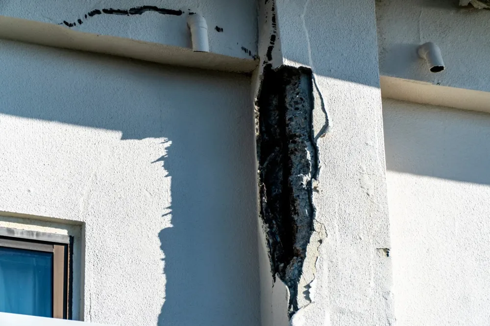 pilier en béton détruit